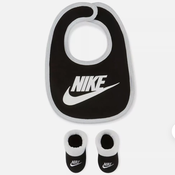 Nike 0-6 Months Baby Newborn Bib & Booties Set Black / White and Black  NEW - Picture 2 of 2